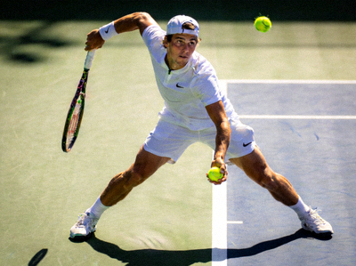 网球运动员在赛场上发球的专业动作